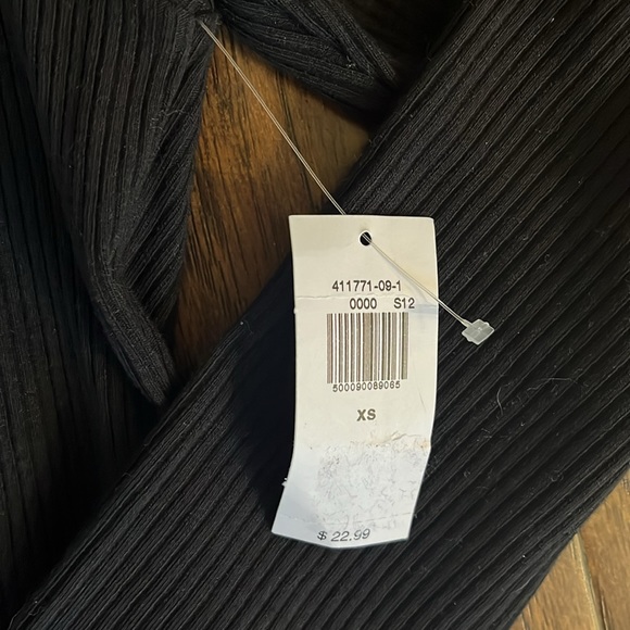 NWT!! Womens size XS black v-neck shirt - Picture 4 of 6